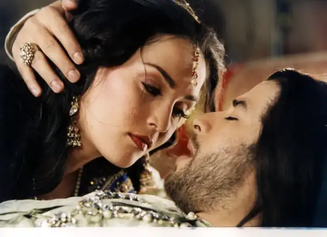 Romantic moment from Taj Mahal… An Eternal Love Story