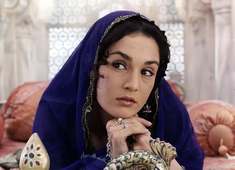 Woman in a violet veil from Taj Mahal… An Eternal Love Story